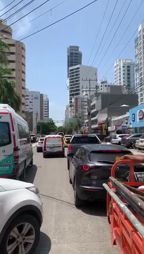Monumental trancón en Bocagrande