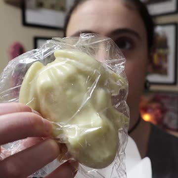 NEW Harry Potter Chocolate Frog IN WHITE CHOCOLATE! #harrypotter #sweets #chocolatefrog