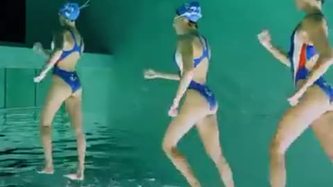 Walking at the surface of the water
