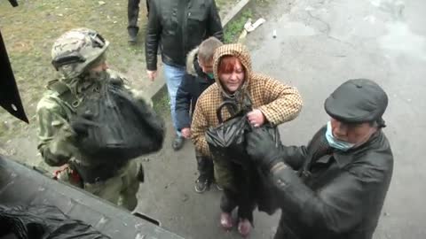 Residents of Kherson receive humanitarian aid from Russia
