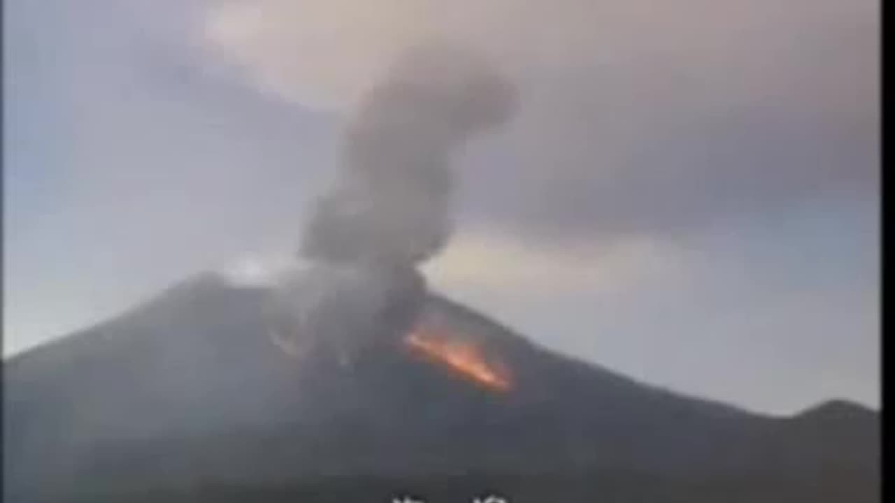 UFOs Next to Erupting Sakurajima Volcano Japan