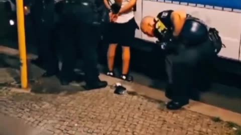 La polizia tedesca arresta un uomo seduto su una terrazza perché...