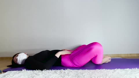 Relaxation yoga, with the help of physical strength, soothe the legs and relieve muscle soreness