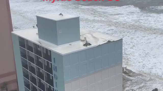 Roof falls off building in myrtle besch SC。