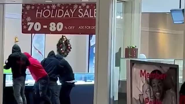 Mall in Hayward CA 30-40 teens smash and grab at Sams Jewelers