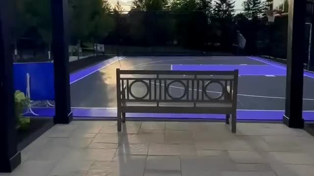 Essa piscina que fica no meio de uma mansão