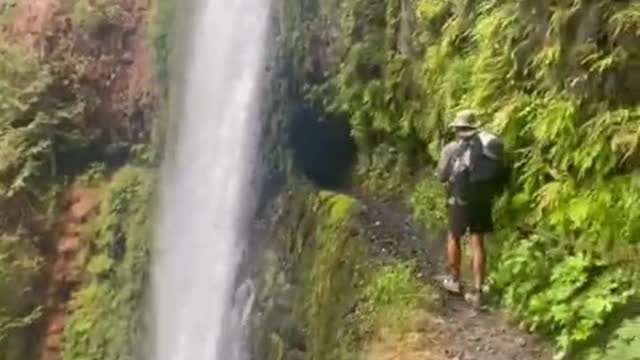 Absolutely breathtaking footage of Oregon's Tunnel Falls. It would be nice to see