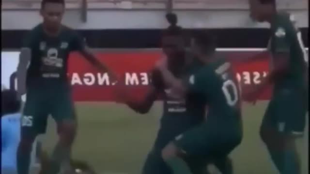 Footballer failed to celebrate the gole with his teammate