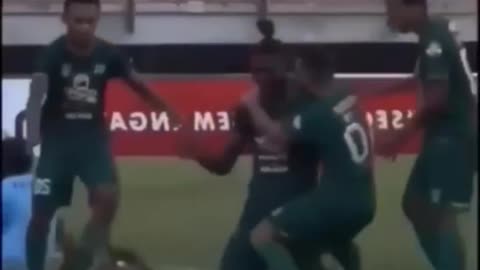 Footballer failed to celebrate the gole with his teammate