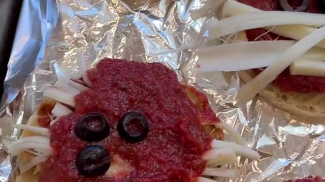 ☠️ Mummy English Muffin Pizza