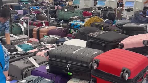 Chaotic Bag Drop Situation At Airport