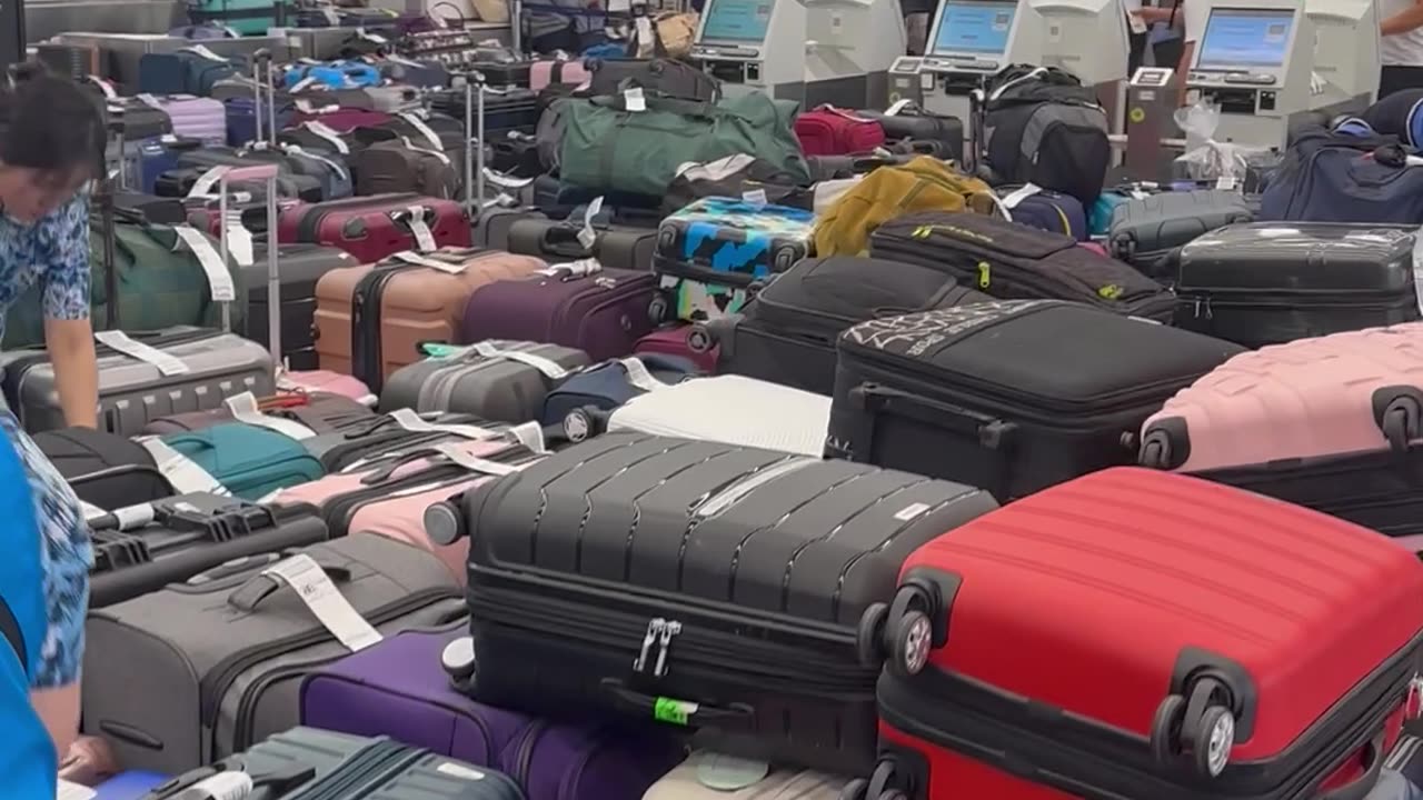 Chaotic Bag Drop Situation At Airport