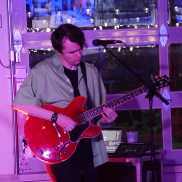 7000 Apart sings The Cranberries song Zombie at Waverly Beach