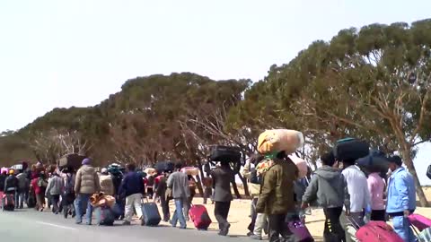 Refugees crossing Tunisian Libyan border