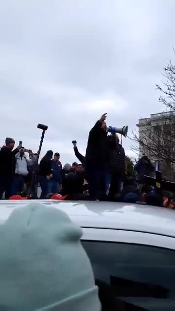 Alex Jones urging people to remain peaceful at the Capitol