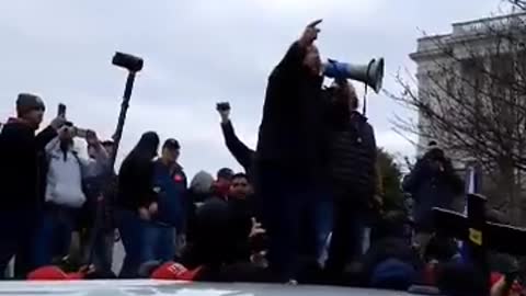 Alex Jones urging people to remain peaceful at the Capitol