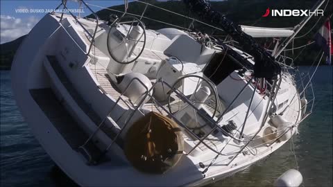 Grebaštica: Jako jugo nasukalo i izbacilo na obalu veliku jedrilicu