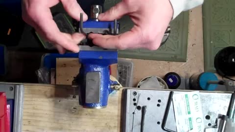 1911/2011 extractor tuning with a bench vice