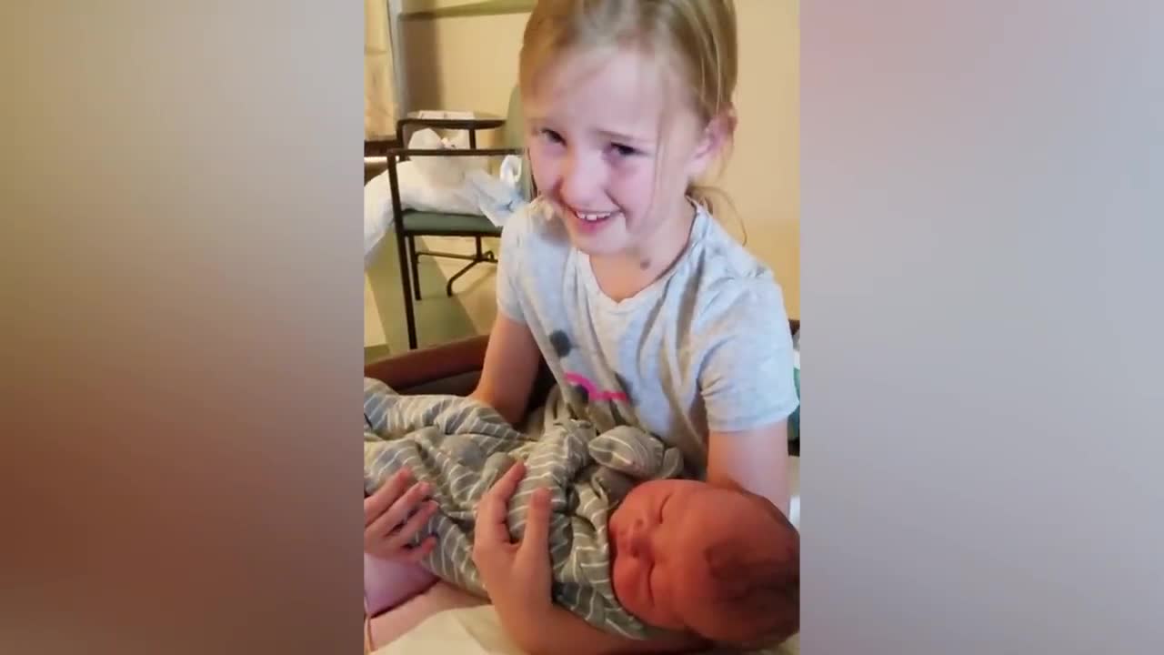 Legendary Moments When Siblings First Meet Newborn Babies Funny Baby Videos (1)