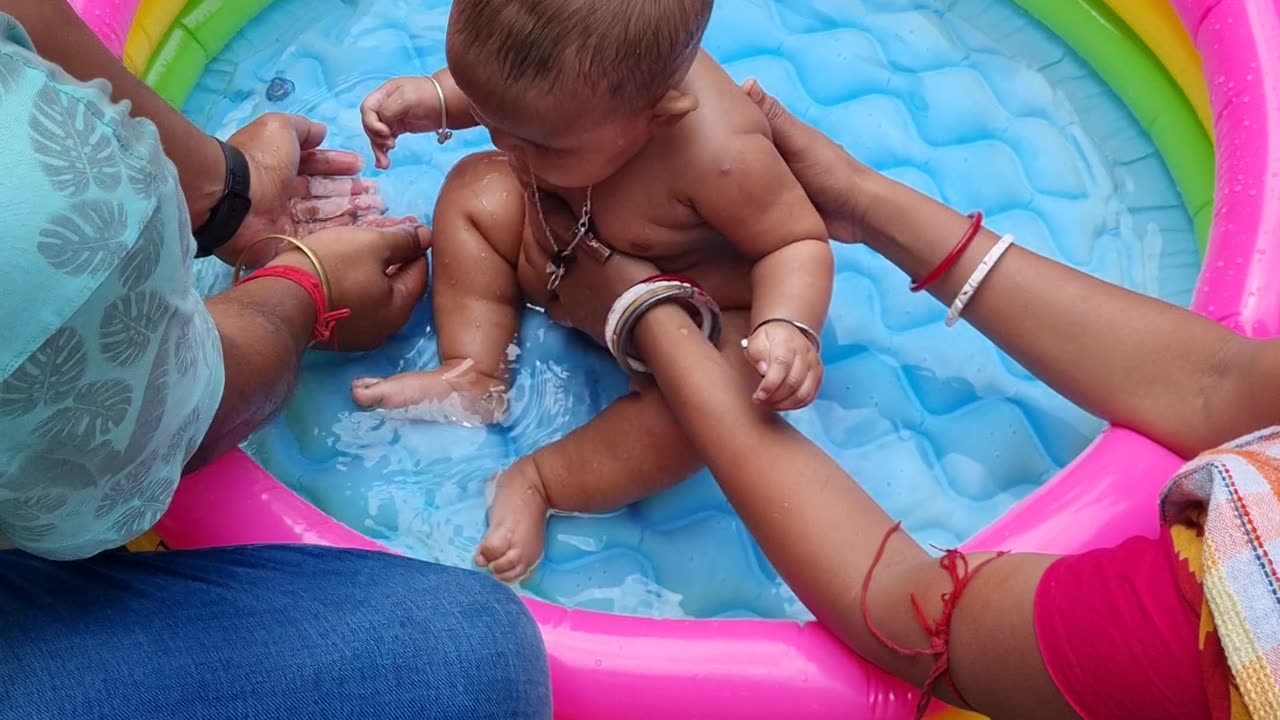 Cute baby girl bathing 🛀 💖😘😘