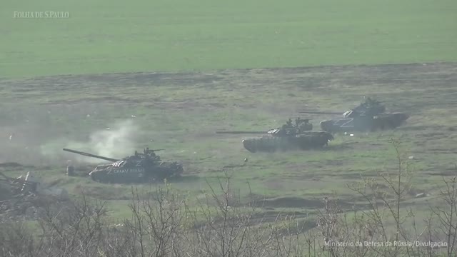 Russian tanks fire on Ukrainian troops WAR SCENES