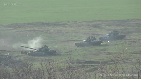 Russian tanks fire on Ukrainian troops WAR SCENES