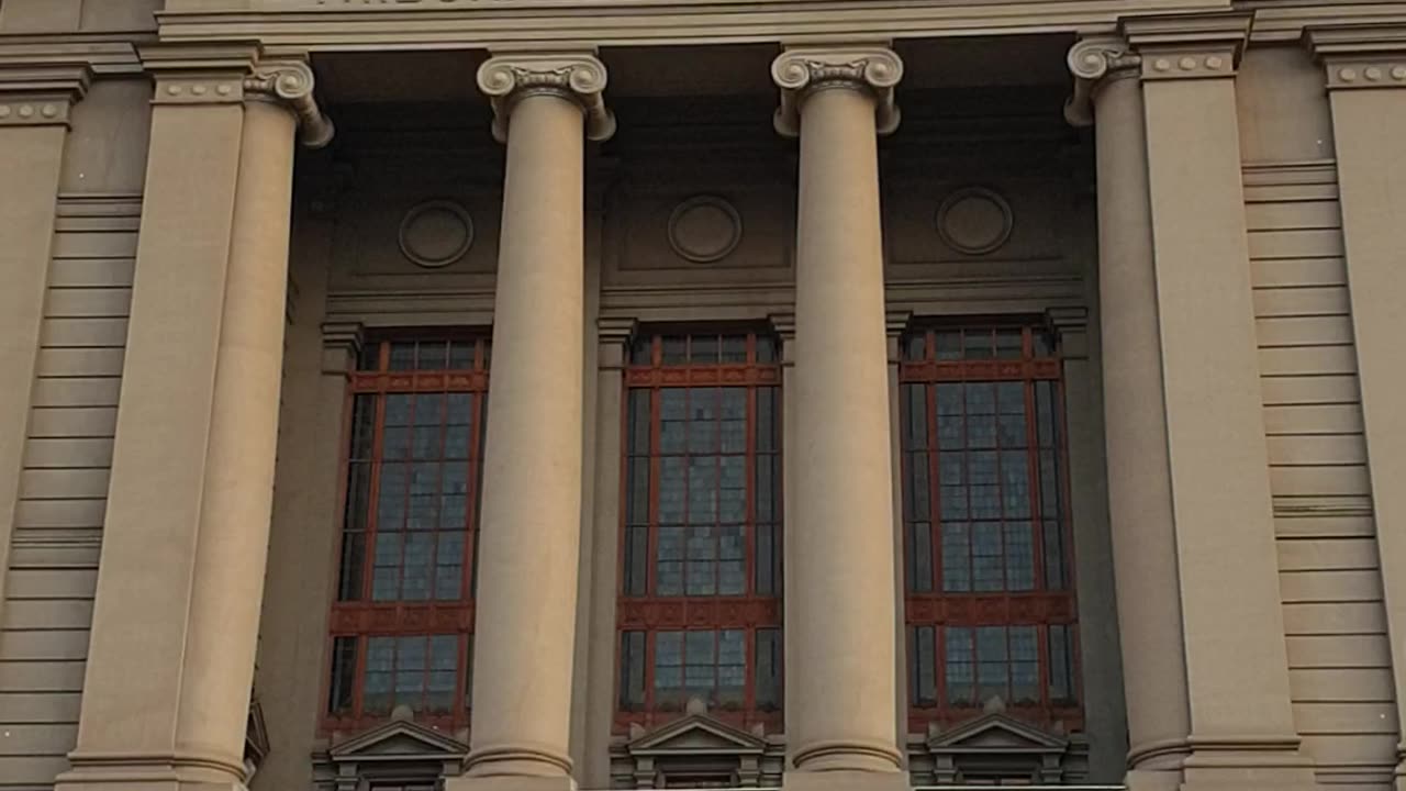 Outside Courts of Justice 🏛️⚖️🇨🇱