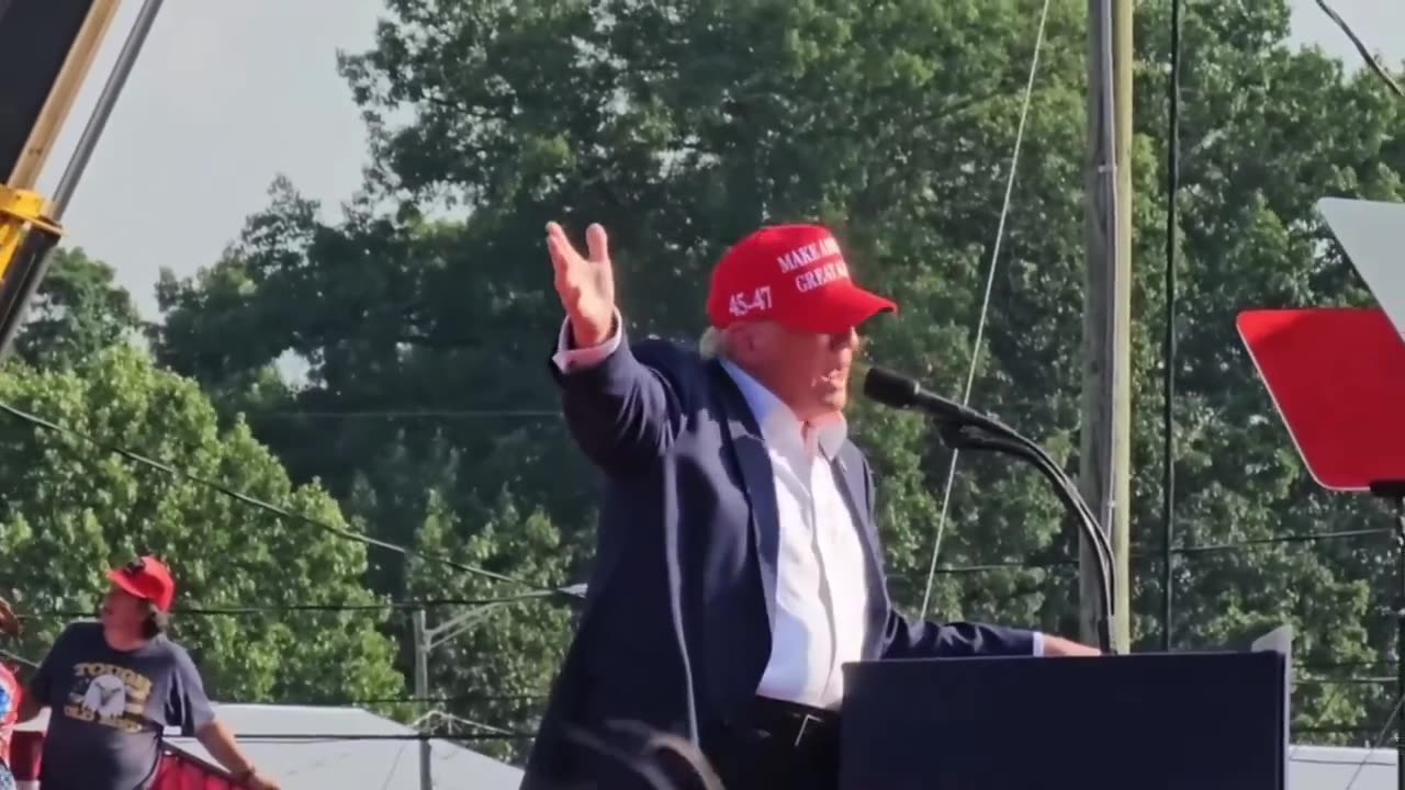 John Cullen We found another shooter.. On Trump's other side.