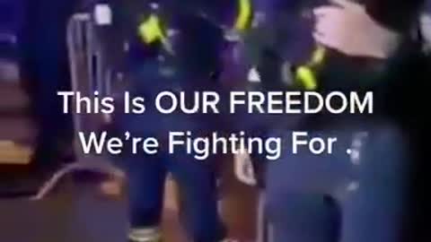 Stand Strong！我們與人民同行，This is our freedom.這是我們的自由We're fighting for.我們會為此抗爭、堅持下去～