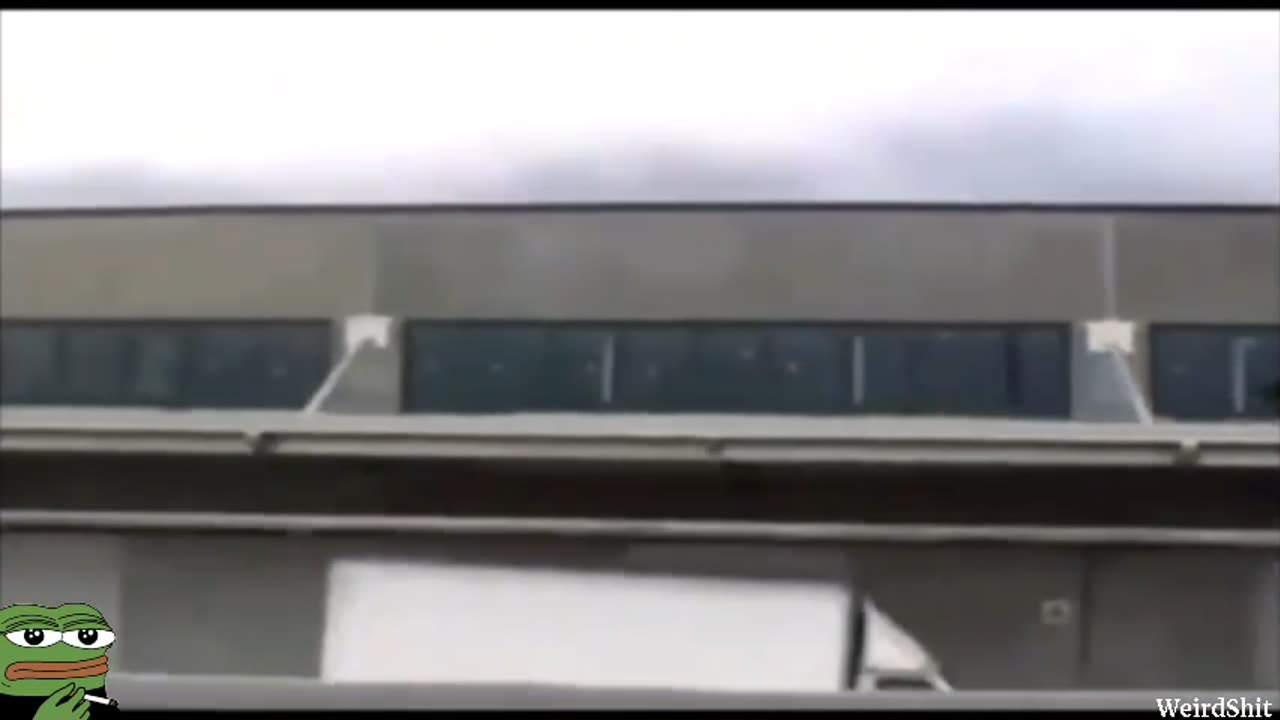 Evidence of Reverse Engineering: Huge flying Craft filmed by a driver in the USA