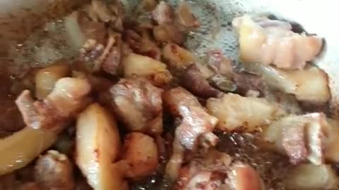 Porco caipira no fogão a lenha.
