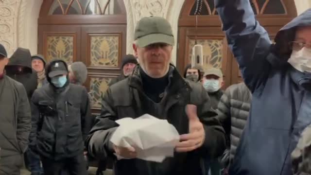 Ахра Бжания зачитывает резолюцию митинга