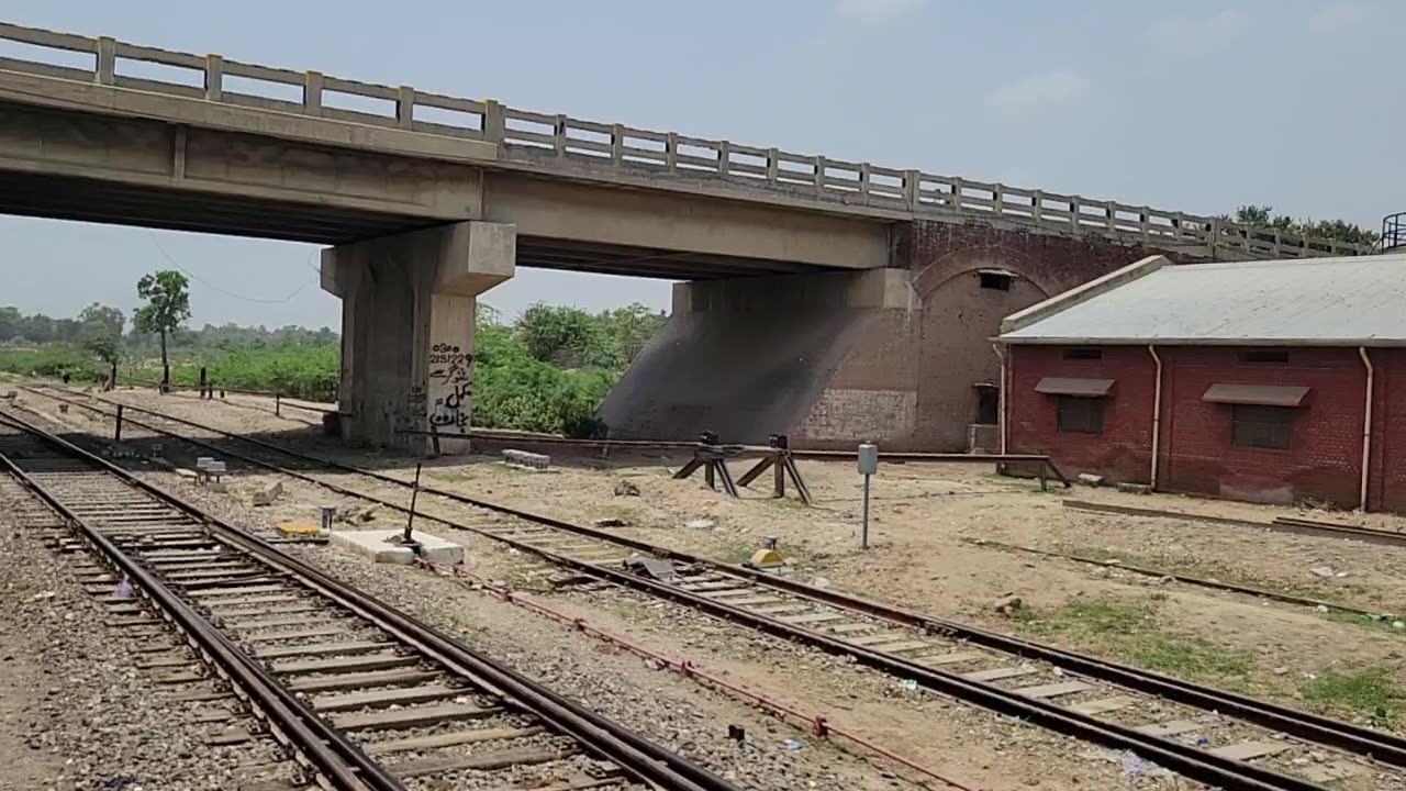 2DN Khyber Mail Leaving Sahiwal Station