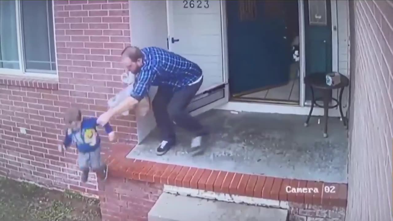 "Heroic Reflexes: Dad's Lightning-Fast Save of Son's Fall!"