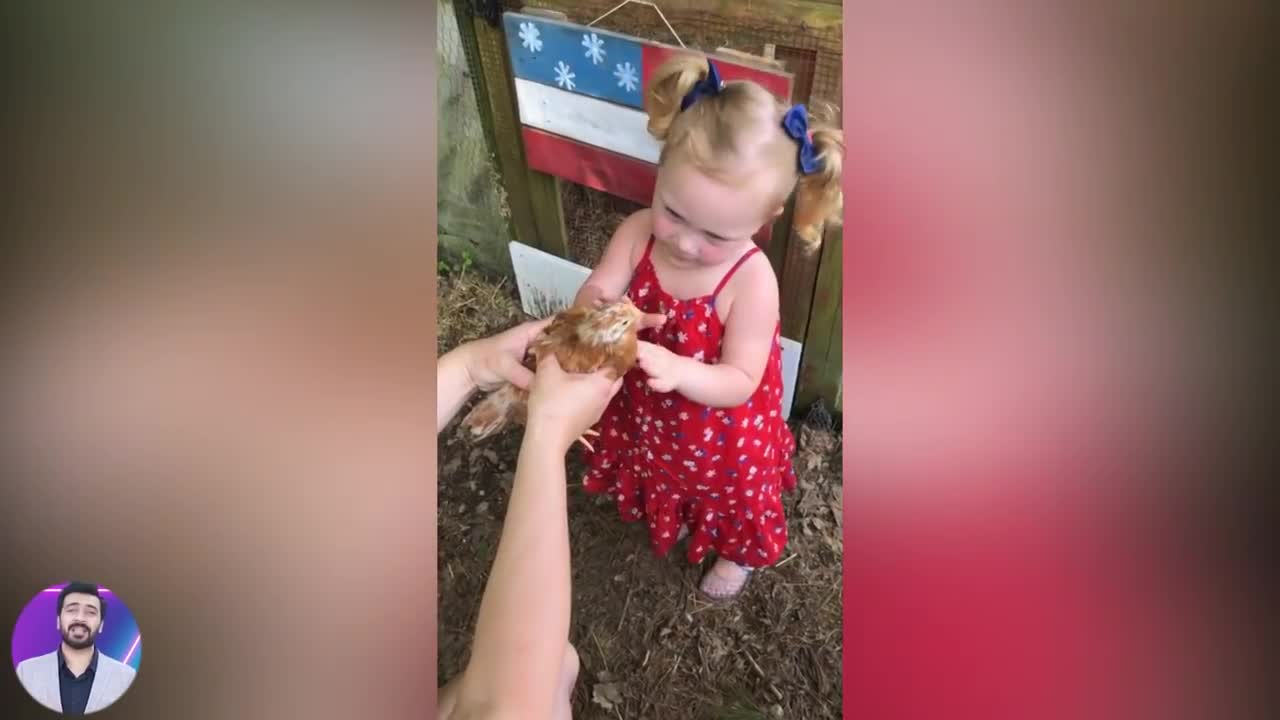 Funny Baby, When Play with Chicken.