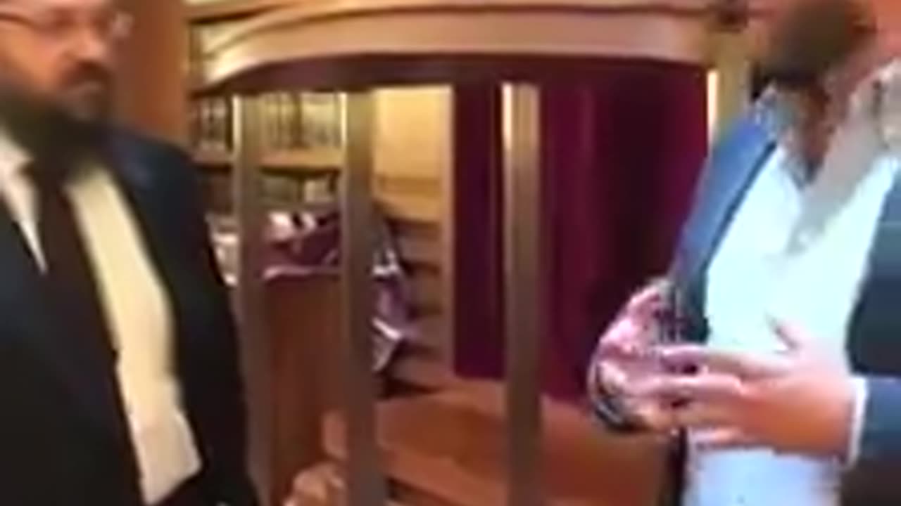 Julian Reichelt, hier zu Besuch bei Yehuda Teichtal, dem Chef der Chabad-Gemeinde in Berlin.