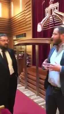 Julian Reichelt, hier zu Besuch bei Yehuda Teichtal, dem Chef der Chabad-Gemeinde in Berlin.