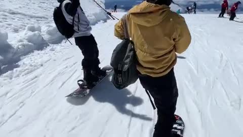 The weather is so nice, let's go skiing