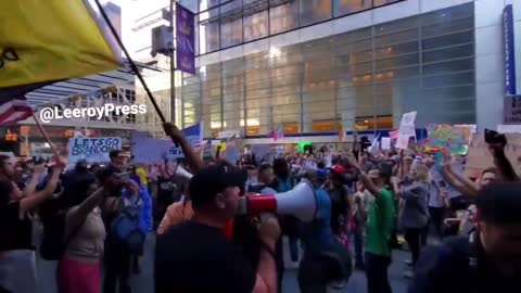 Anti Mandate Protestors Chant "Defund The Media!" In Front Of New York Times HQ...