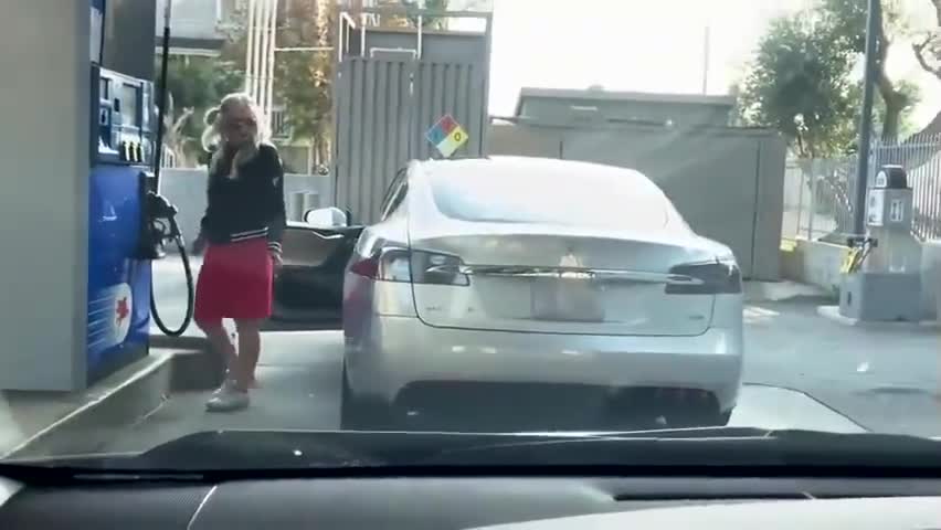 1322. 😊Time to fill up the Tesla!💖