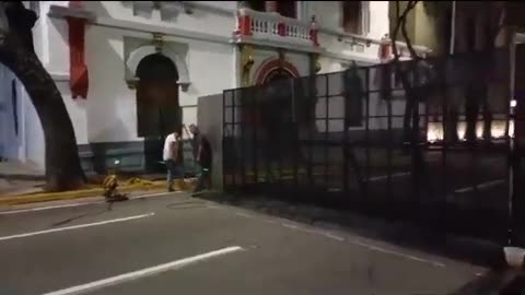 NICOLÁS MADURO has given the order to install iron barricades in the presidential palace