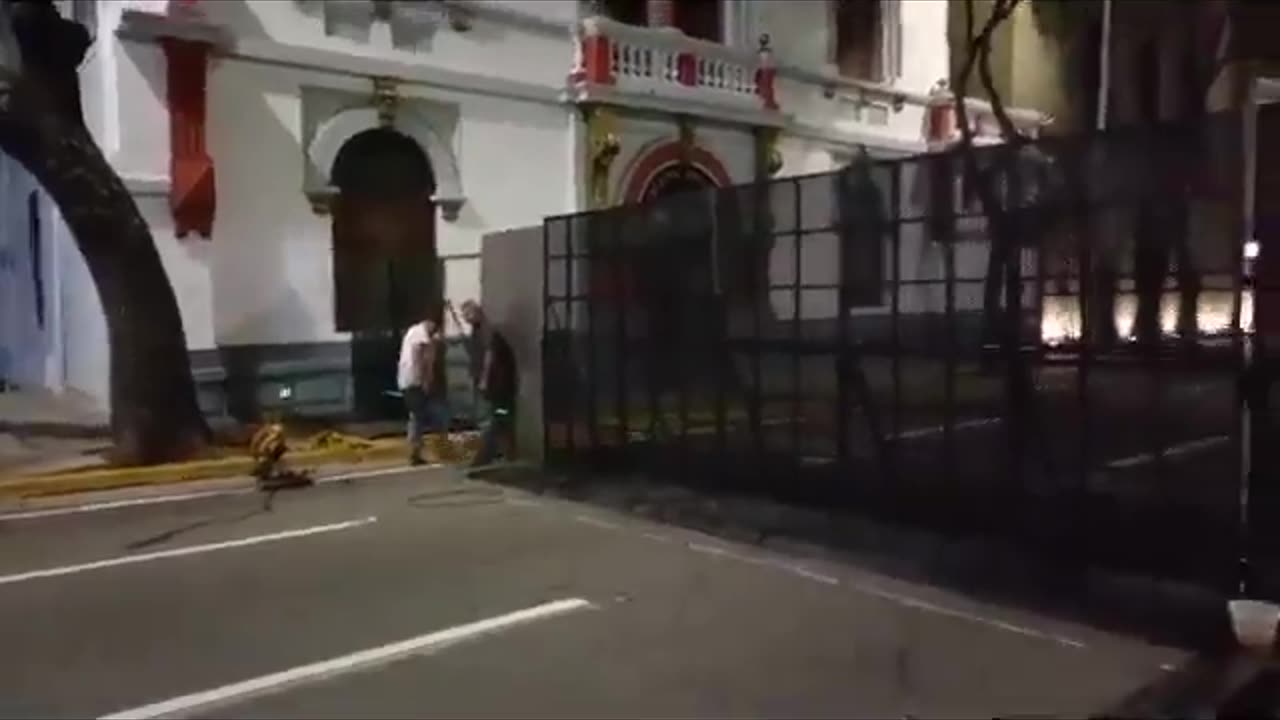 NICOLÁS MADURO has given the order to install iron barricades in the presidential palace