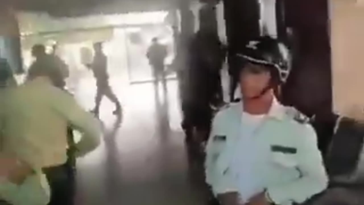 Policiais tiraram os uniformes, é o POVO com o exército ou as facções irão fazer o papel do exército e derrubar a tiranía do Nicolas podre e do Lula Ladrão.