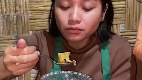 Masak telur untuk makan siang