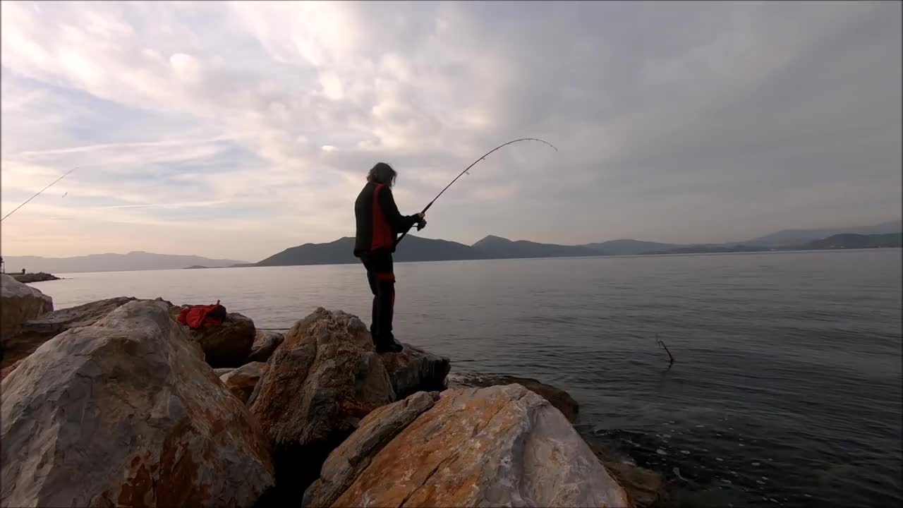 Ψάρεμα χταποδιού απο βραχώδη ακτή με καλάμι