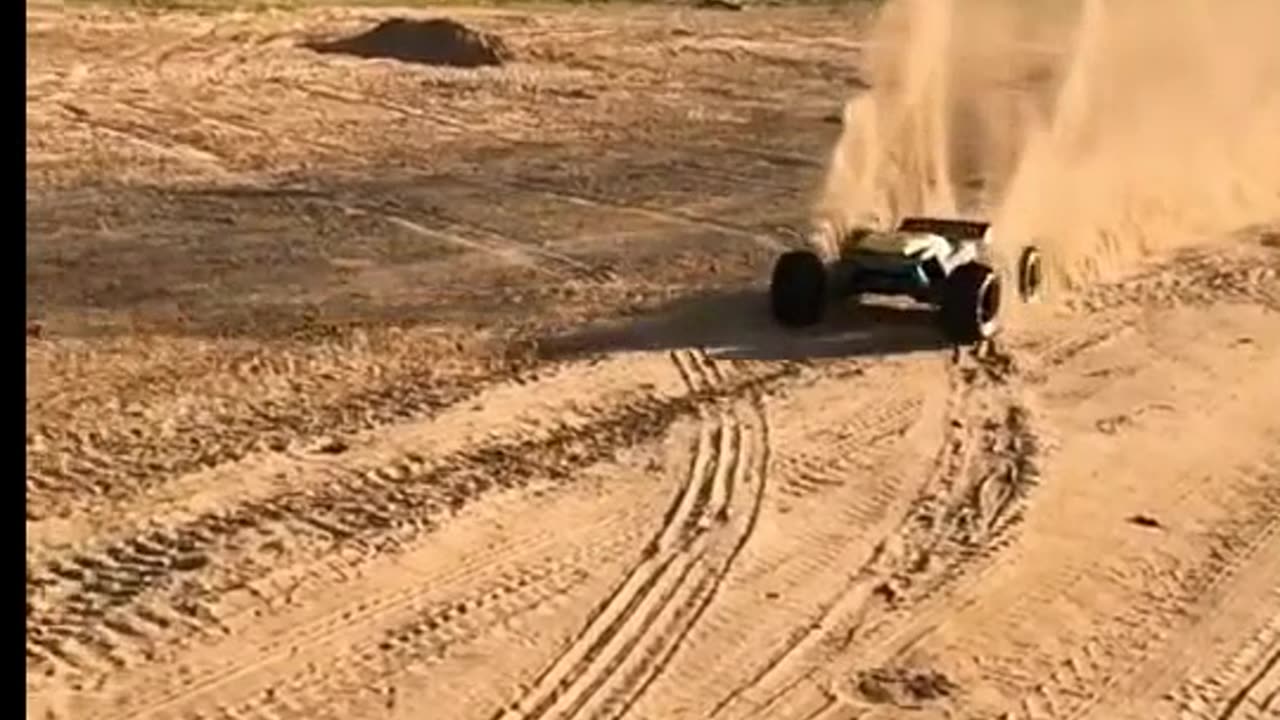 RC Car Tearing Through the Sand! 🚗🏜️