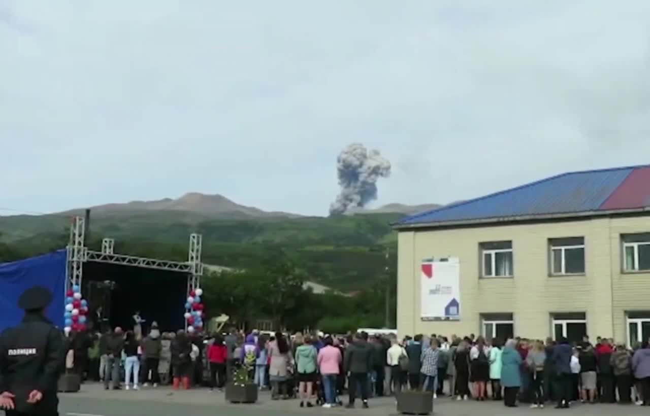 🌋📍🇷🇺 Kuril Islands Local children witness eruption of Ebeko volcano