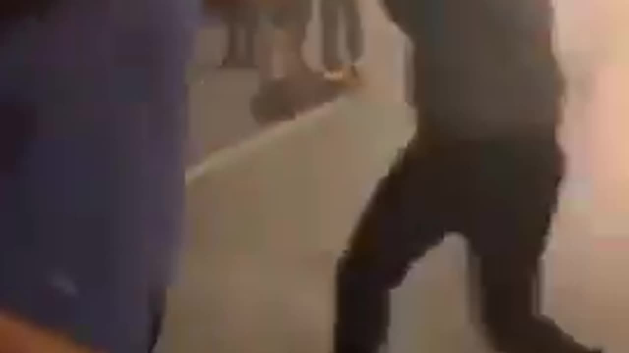 📍Ireland A group of migrants start a fight, which results in them getting