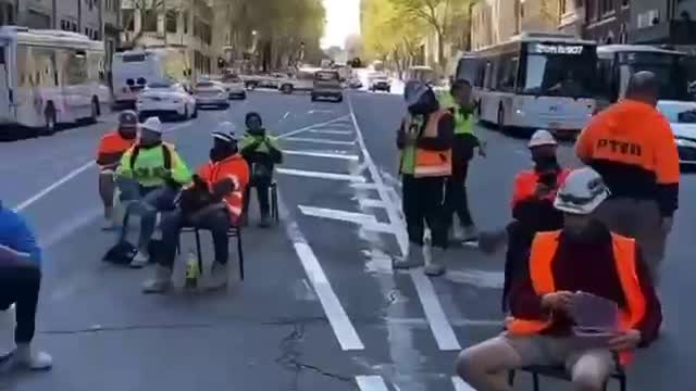 Australia: Construction workers protest vaccine mandates, stage sit in, shut down street