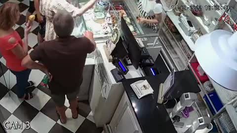 Napoli, furto cellulare gelateria Infante